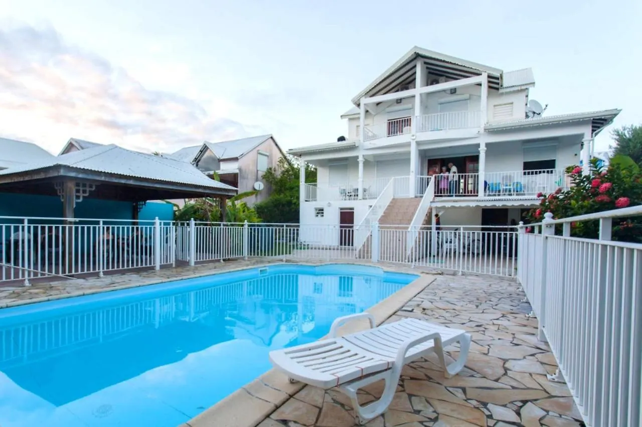 Appartement Charmant A Sainte Anne 42 M² + Piscine Partagee